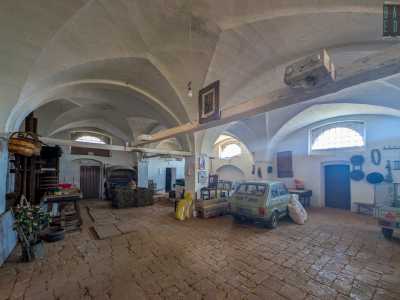 ...allestito in un vasto locale con volte a stella e pavimento in chianche